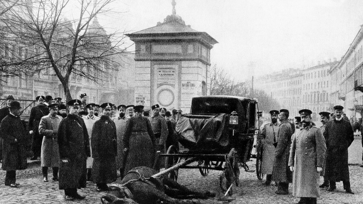 Sankt Petersburg, 1906 r. Policja zabezpiecza ulicę po ataku bombowym na transport pieniędzy.