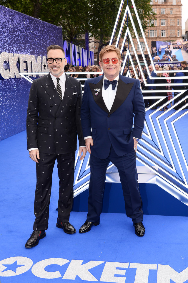 David Furnish i Elton John na angielskiej premierze filmu "Rocketman"