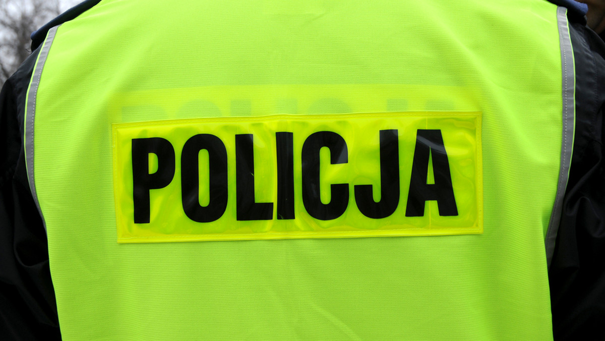 Do nietypowego zdarzenia doszło w piątek tuż po godzinie 21.00 w centrum Krapkowic. Policjanci otrzymali informację, że po ulicach chodzi mężczyzna i wymachuje czymś, co przypomina szablę lub miecz.
