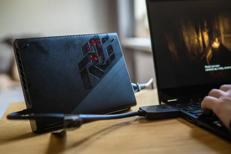 Alex testował ASUS ROG FLOX X13 z zewnętrzną kartą graficzną RTX3080.