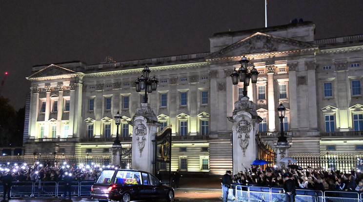 II. Erzsébet királynő megérkezik a Buckingham palotába / Fotó: Northfoto