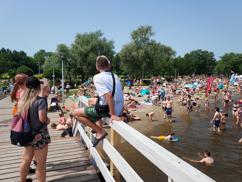 Na plażę w Nieporęcie najlepiej wybrać się przed południem. Potem jest problem z wolnym miejscem