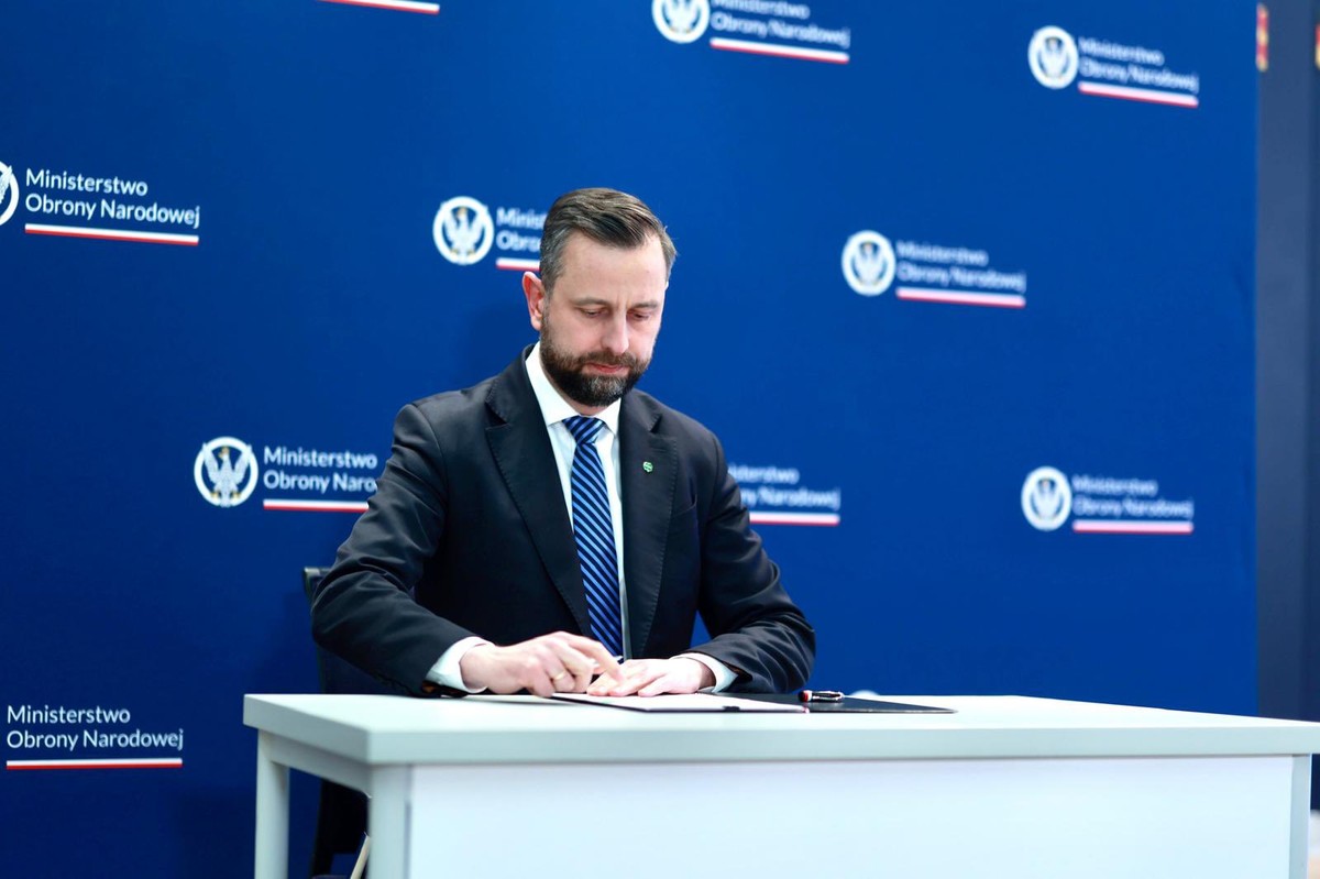 Umowę na zakup pocisków AARGM-ER podpisał 28 stycznia 2025 roku minister obrony narodowej Władysław Kosiniak-Kamysz.
