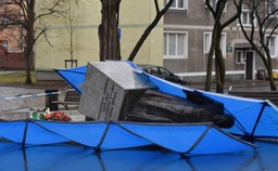 Gdańsk: Trzej mężczyźni przewrócili pomnik ks. Jankowskiego