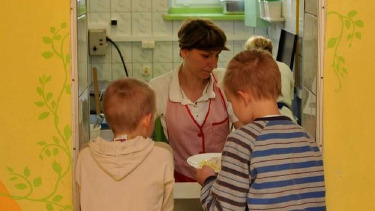 Z bezpłatnych posiłków wydawanych w szkołach, przedszkolach i żłobkach korzystają prawie trzy tysiące dzieci z najuboższych rodzin.