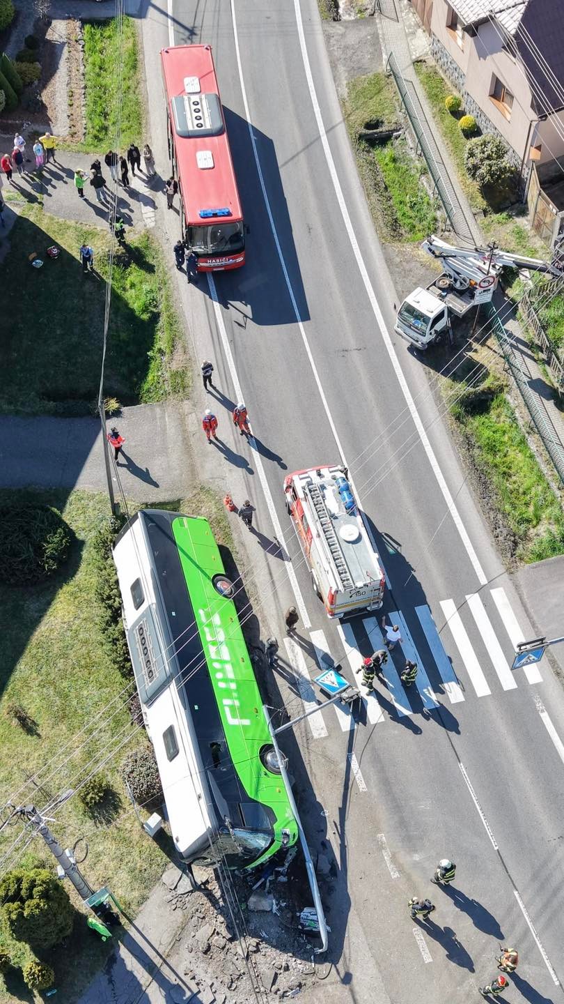 V obci Dobrá Niva v okrese Zvolen došlo k dopravnej nehode autobusu.