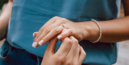 Dlaczego nie powinno się nosić pierścionka zaręczynowego cały czas? Oto powód