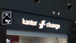 kursy walut. w czwartek rano euro, dolar i frank drożeją. złoty słabnie