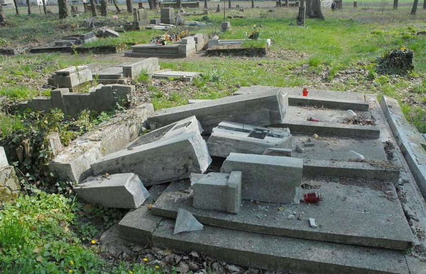 Zdweastowane groby na cmentarzu w Sulmierzycach