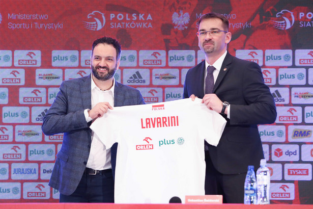 Nowy trener reprezentacji Polski siatkarek Stefano Lavarini (L) i prezes PZPS Sebastian Świderski (P) podczas konferencji prasowej w Warszawie