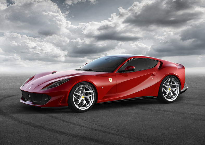 812 w nazwie tego Ferrari to informacja, że samochód ma 800-konny silnik V12