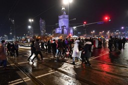 Strajk Kobiet protestował w Warszawie. Kilkanaście osób zatrzymanych, policjant w szpitalu