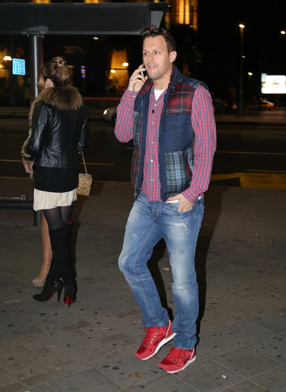 Igor Kojić, brižni muž, za vreme Severininog koncerta u beogradskom klubu Kasina