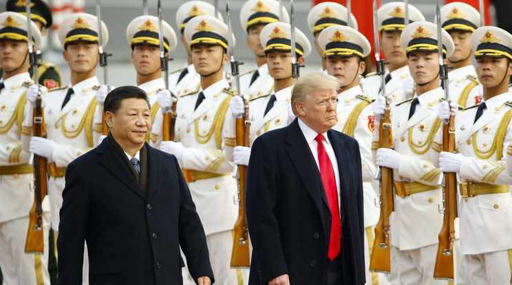 Donald Trump (jobbra) amerikai elnök és Csin-ping kínai államfő drasztikus korlátozásokat hoztak /Fotó: GettyImages