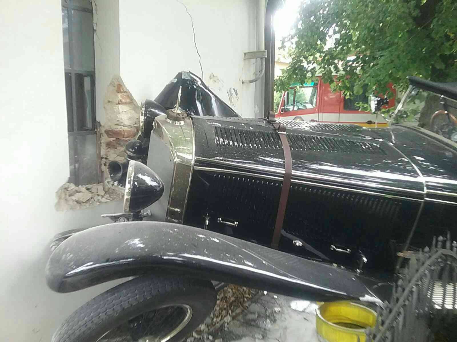 Polícia vyšetruje príčiny dopravnej nehody.