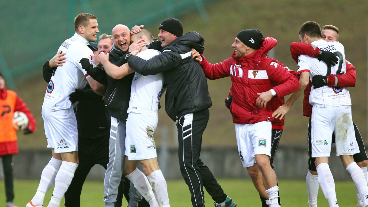 Piłkarze beniaminka 1. ligi Zagłębia Sosnowiec podejmą we wtorek Lecha Poznań w rewanżu półfinału Pucharu Polski. Pierwszy mecz przegrali 0:1. - Faworytem nie jesteśmy, ale Lech jest do ogrania – powiedział PAP prezes Zagłębia Marcin Jaroszewski.