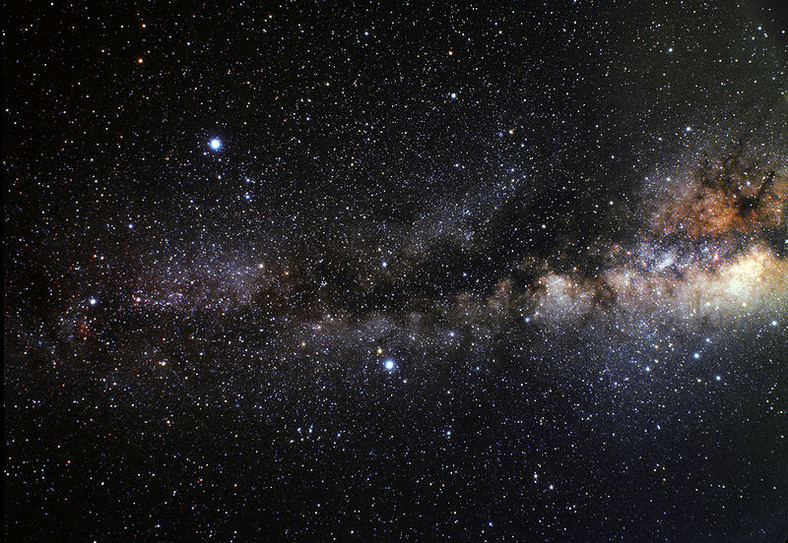 Obraz obszaru nieba, w którym znajduje się asteryzm „Letniego Trójkąta”, składającego się z trzech jasnych gwiazd: Wega (u góry po lewej), Altair (na dole pośrodku) i Deneb (po lewej, blisko ramki)