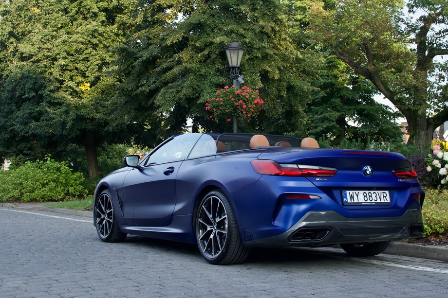 Od 0 do 100 km/h BMW M850i cabrio przyspiesza w 3,7 s. 