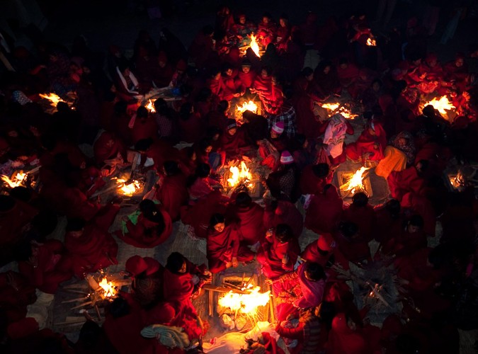 Kobiety przygotowują się do rytualnej kąpieli w rzece Salinadi w czasie obchodów święta Madhav Narayan w Sankhu, starożytnej wiosce niedaleko Katmandu