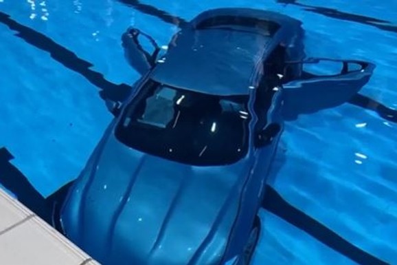 (FOTO) NEZAPAMĆENA NESREĆA U FRANCUSKOJ Autom probila stakleni zid i uletela u bazen u kojem su bili plivači! Sa njom u vozilu bila i ĆERKA (5)