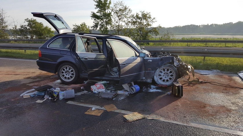 BMW uderzyło w tira i spłonęło. Wielu rannych