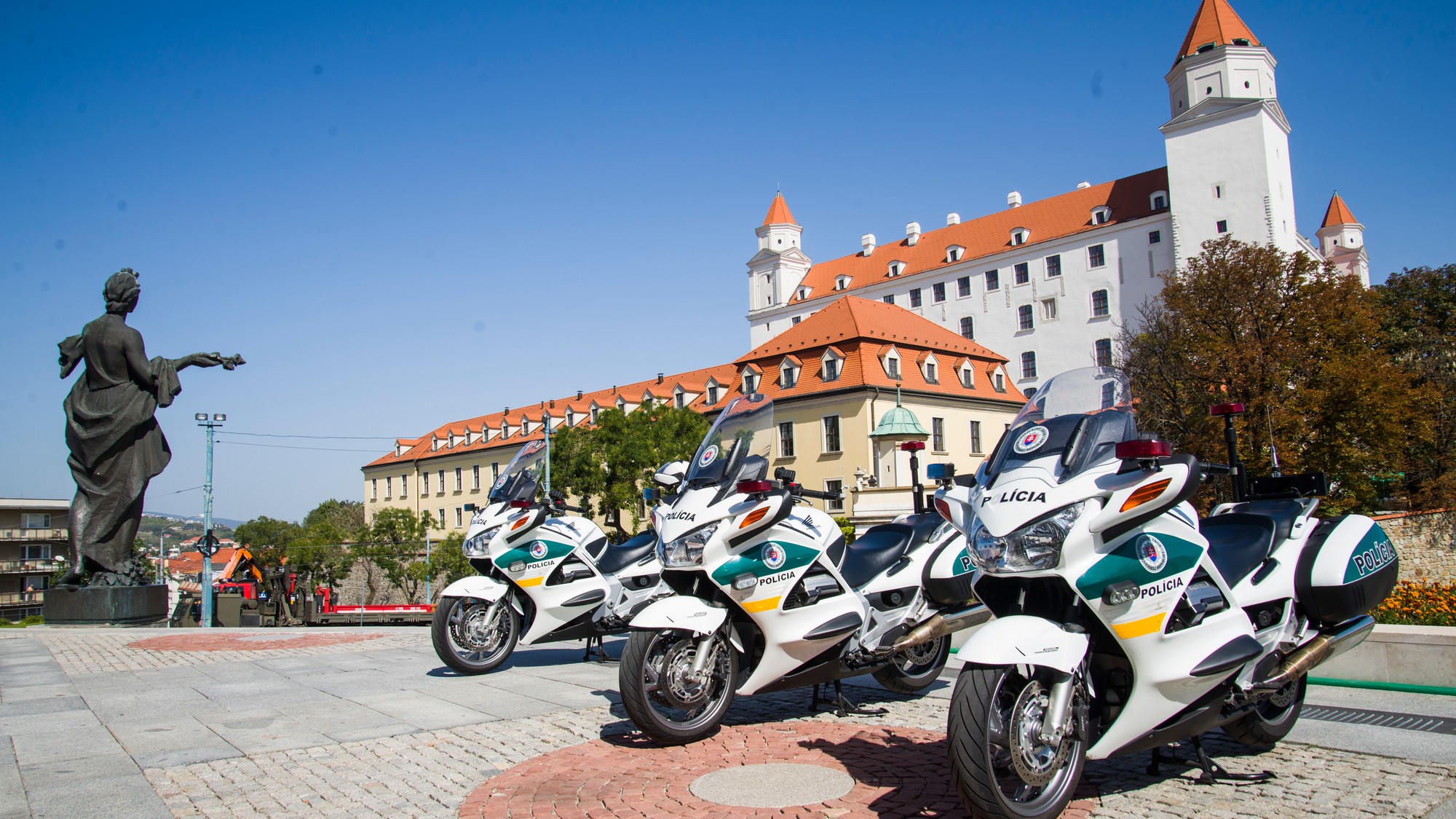 Policajné motorky pred Bratislavským hradom počas príprav Dňa Ústavy Slovenskej republiky