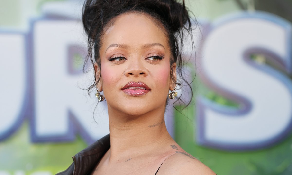 Rihanna pokazała córkę na okładce. Mała Rocki ma na sobie pieluchę od Diora