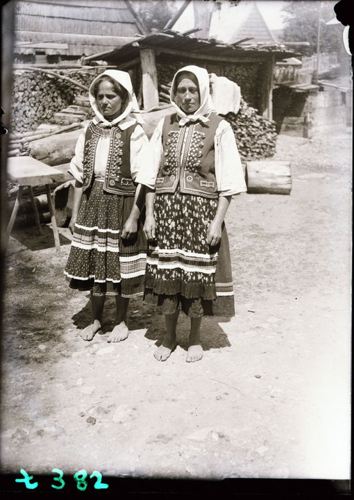 Kobiety w sinych łajbykach, Komańcza 1937, fot. Roman Reinfuss