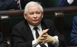 "Le Figaro": Kaczyński jest "chłopcem do bicia na dzisiaj", ale "rozgrywkę prowadzi" Orban