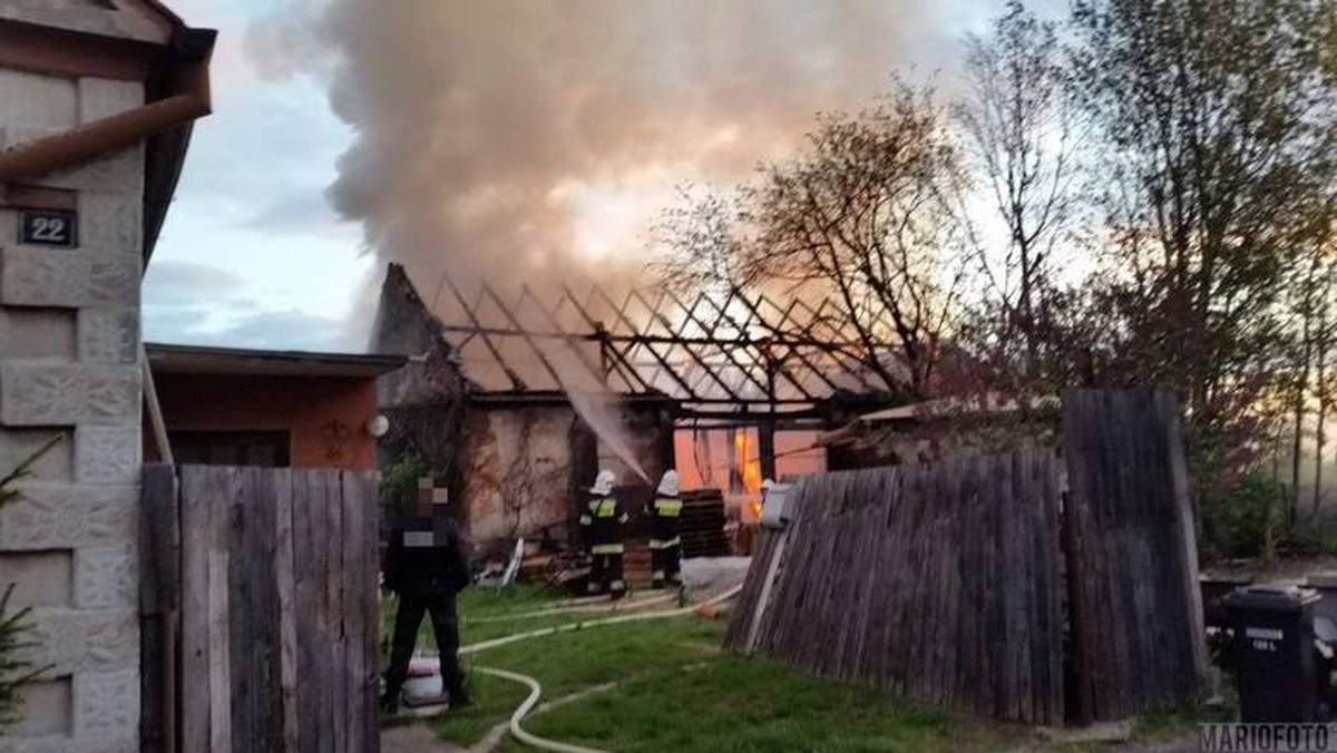 16 strażaków z 6 zastępów wałczyło nad ranem przez kilka godzin z pożarem stodoły w Przysieczy (gmina Prószków).
