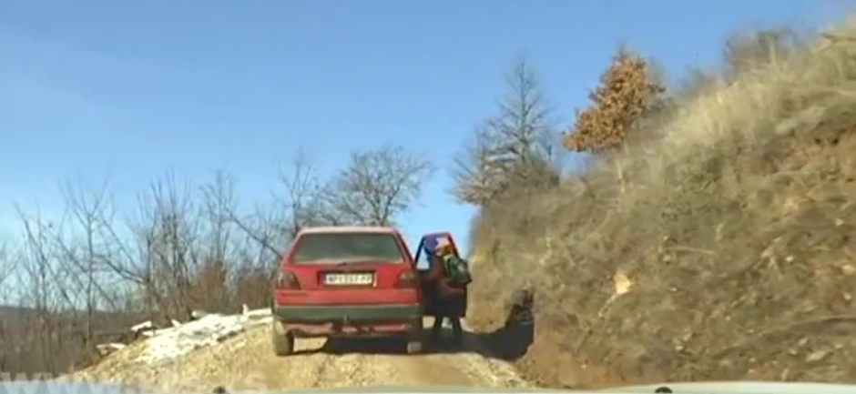 Učitelj svojim autom poveze deo učenika na putu do škole