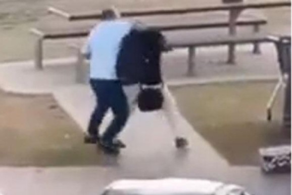 "VIDEO JE LJUDE KAKO UMIRU I SKOČIO NA NAPADAČA" Ispovest roditelja Ahmeda, prodavca voća iz Sirije, koji je sprečio veći masakr u Sidneju