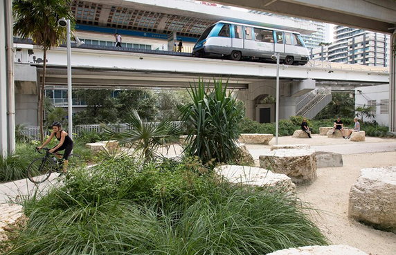 Park linearny w Miami. Powstał pod estakadą kolei metra!