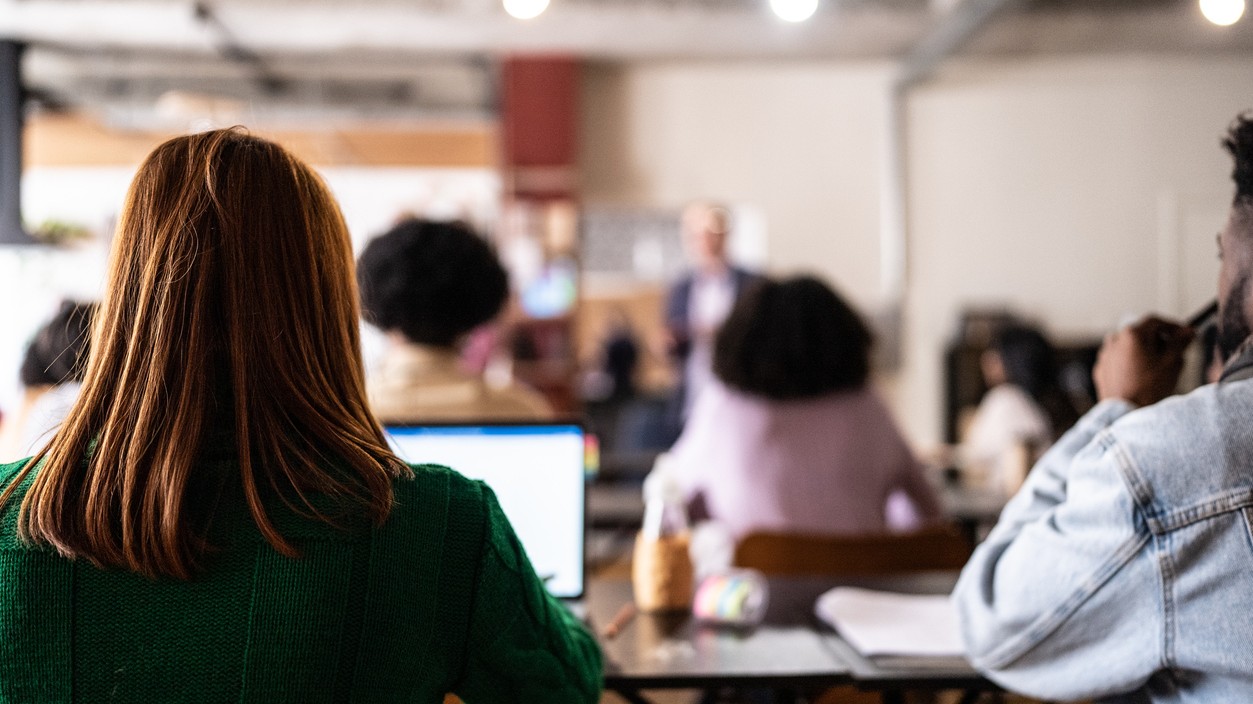 Na reakciách študentov sa smeje celý internet.