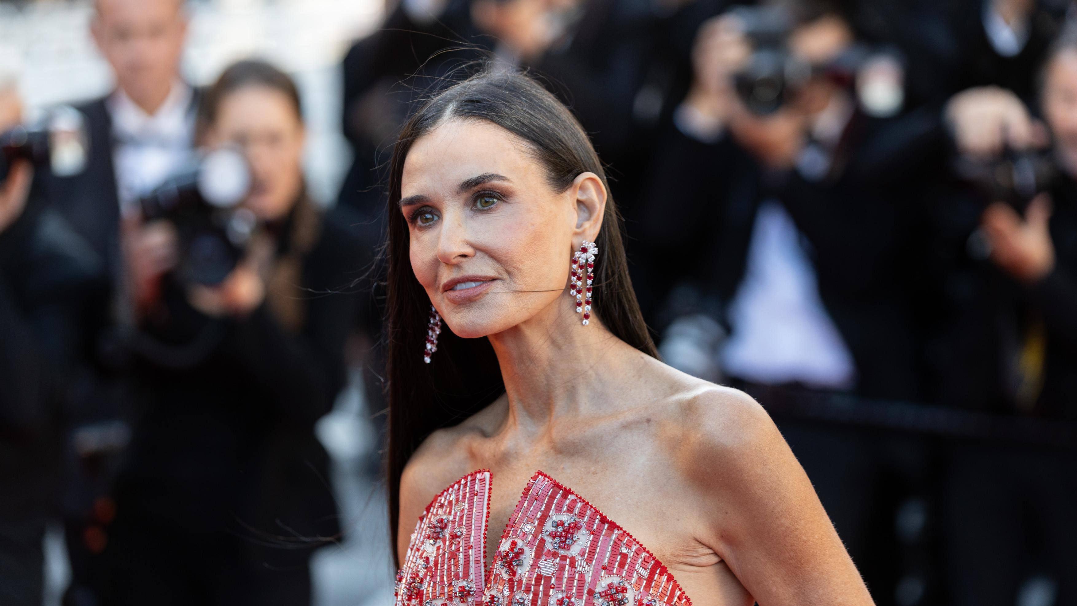 A 61 éves Demi Moore csak úgy ragyog, hatalmas dekoltázzsal hódít