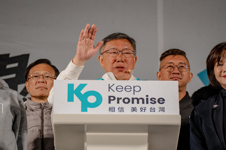 Ko Wen-je, kandydat na prezydenta Tajwańskiej Partii Ludowej (TPP), podczas wiecu przed wyborami prezydenckimi, 10 stycznia 2024 r.