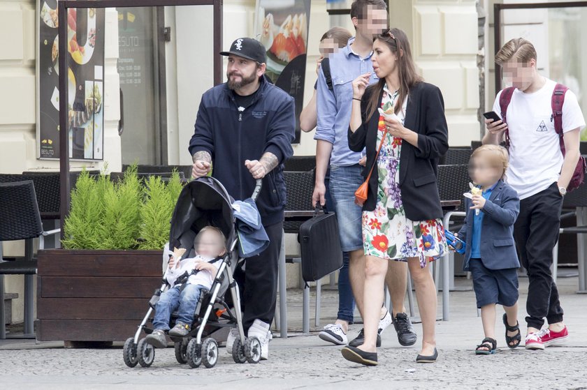 Liroy na spacerze z rodziną