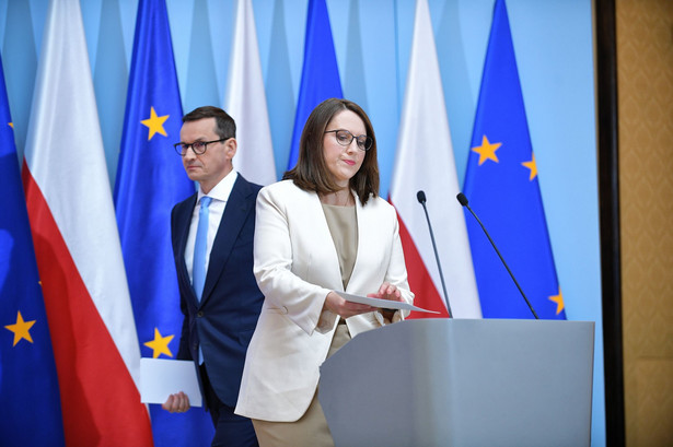 Premier Mateusz Morawiecki (L) i minister finansów Magdalena Rzeczkowska (P)