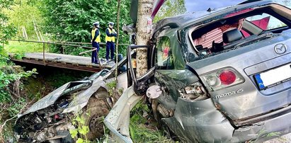 Tragiczny wypadek nastolatków. Mazda przełamała się na pół. Nie żyje 18-latek