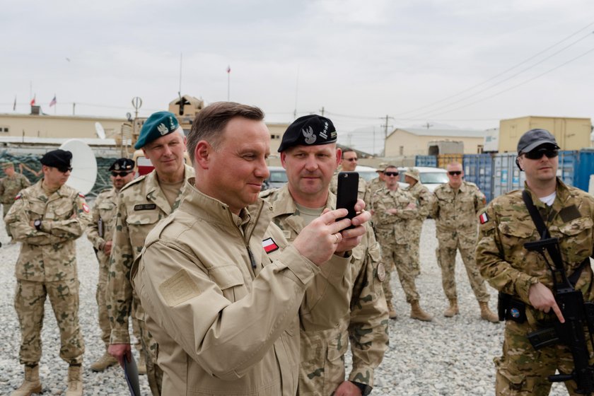 Prezydent Andrzej Duda i minister obrony Mariusz Błaszczak odwiedzili  bazę Bagram w Afganistanie