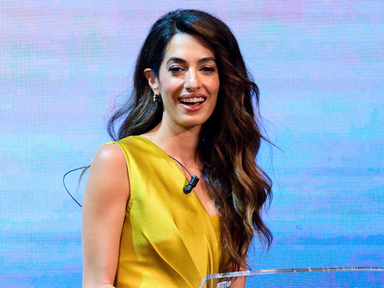 George Clooney felesége a világ legapróbb szoknyájában tündököl: Amal Clooney ritkán mutat magából ennyit