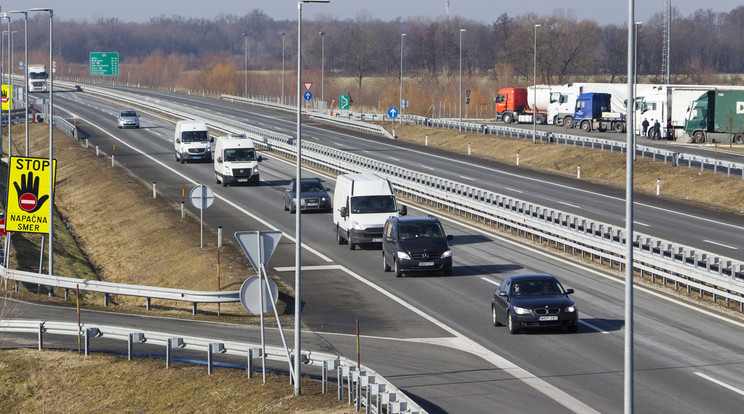 Már Magyarország területén van az áldozatokat hazaszállító konvoj/ Fotó: MTI