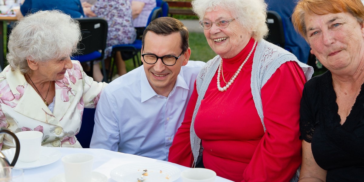 Premier Mateusz Morawiecki podczas poniedziałkowego spotkania z seniorami w Woli Karczewskiej. Zapewnił, że wypłaty czternastek będą co roku. A w tym roku kiedy seniorzy otrzymają takie dodatkowe pieniądze?