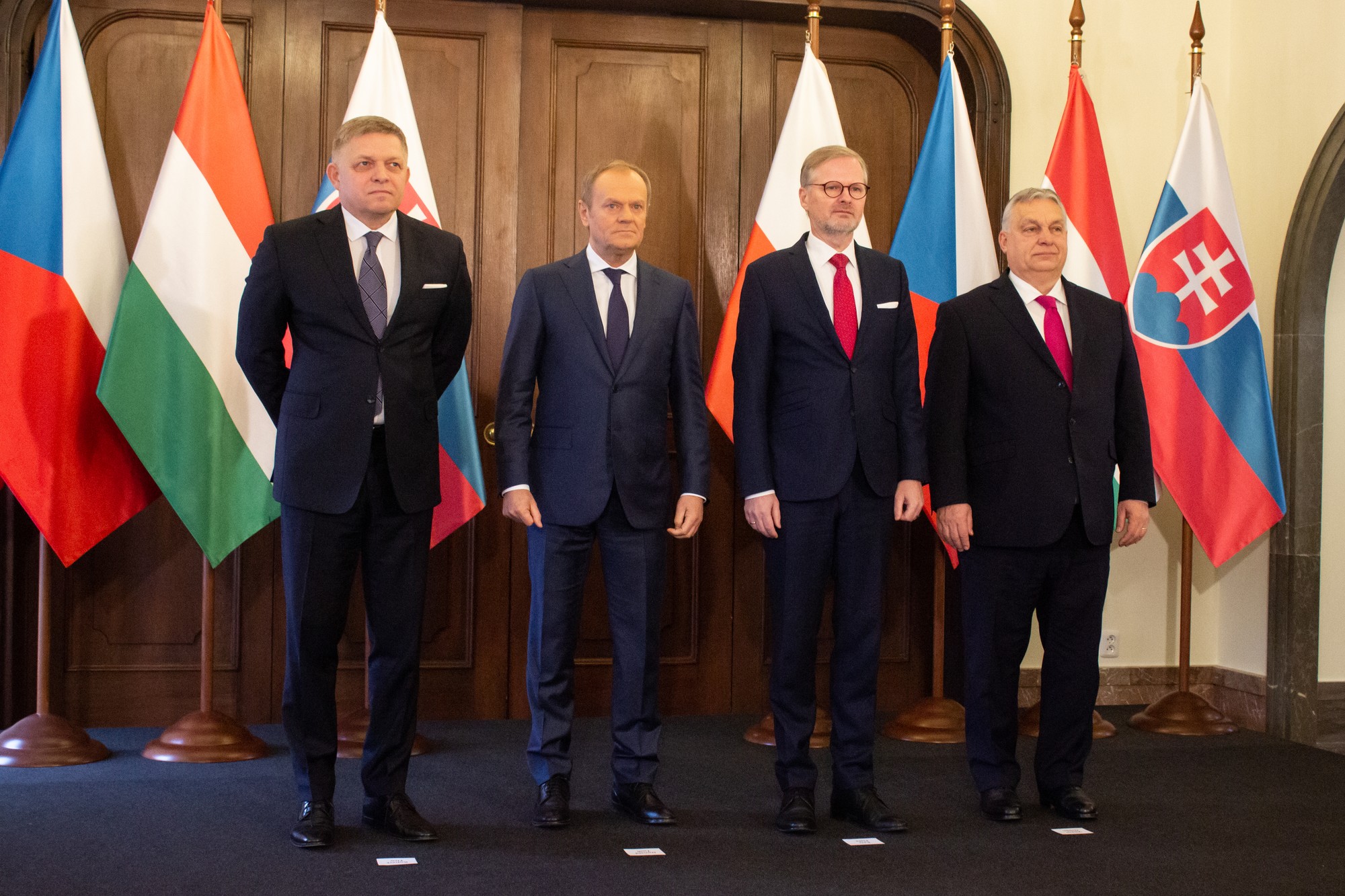 Na snímke zľava slovenský premiér Robert Fico, poľský premiér Donald Tusk, český premiér Petr Fiala a maďarský premiér Viktor Orbán pózujú na summite predsedov vlád Vyšehradskej štvorky (V4) v Prahe.