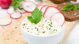 wzmacnia mięśnie i kości, stabilizuje cukier. osoby 60+ powinny jeść codziennie