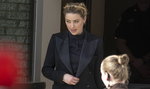 Amber Heard naśladuje w sądzie Johnny'ego Deppa? Podobne ubrania i fryzury. O co chodzi?