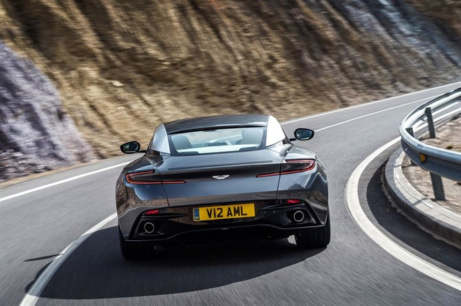 Aston Martin prezentuje samochód DB11