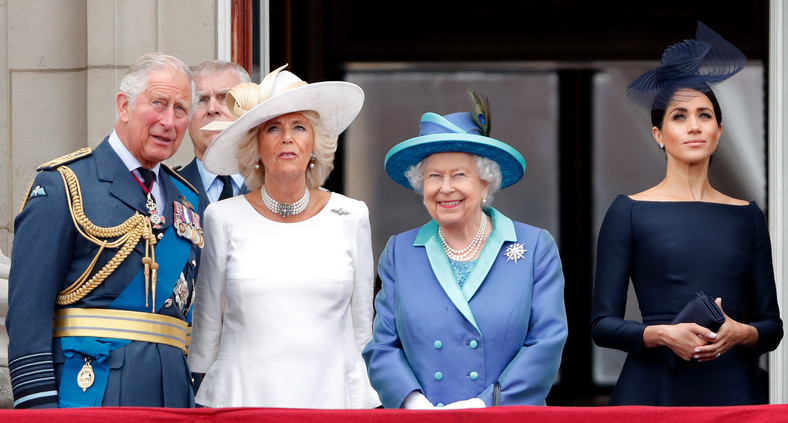 Król Karol III, królowa małżonka Camilla, Elżbieta II oraz Meghan Markle na balkonie Pałacu Buckingham