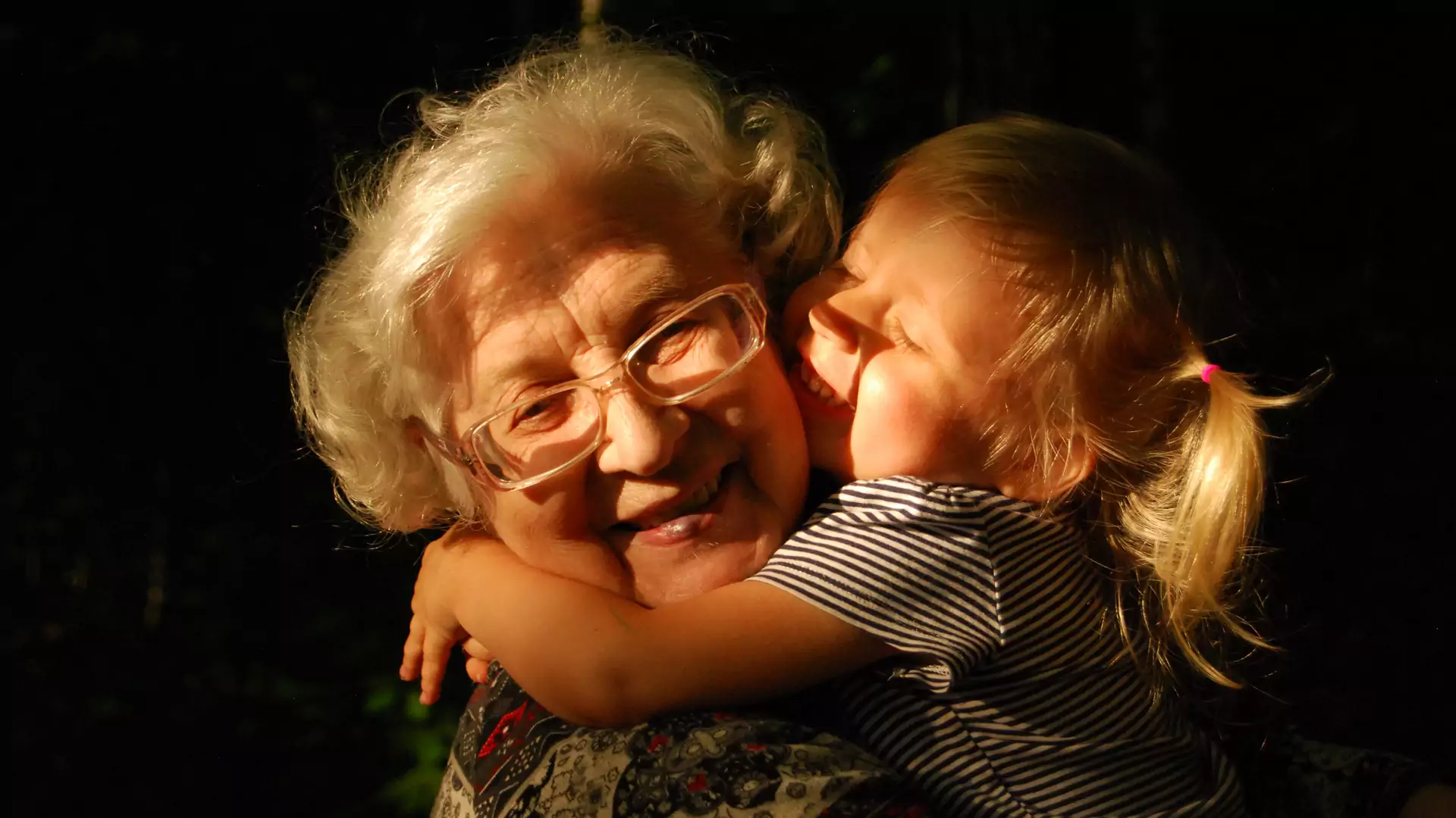 Babcie mogą być bardziej związane z wnukami niż z własnymi dziećmi -  sugerują naukowcy