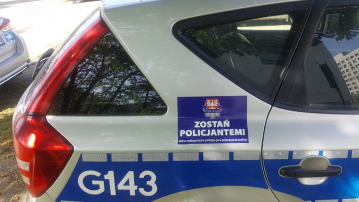 Na radiowozach małopolskich policjantów pojawiły się naklejki zachęcające do rozpoczęcia służby. W Małopolsce poszukiwanych jest 300 funkcjonariuszy, w całej Polsce 5 tysięcy - najwięcej w Warszawie. Jednak na razie tylko komenda wojewódzka w Krakowie zdecydowała się wykorzystać radiowozy jako nośnik ogłoszenia o pracę.